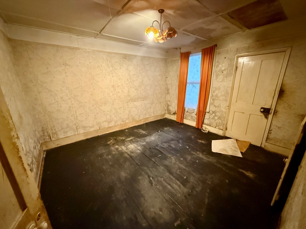 Lot: 40 - THREE STOREY HOUSE WITH POTENTIAL FOR SUB-DIVISION - Lower ground floor living room/bedroom